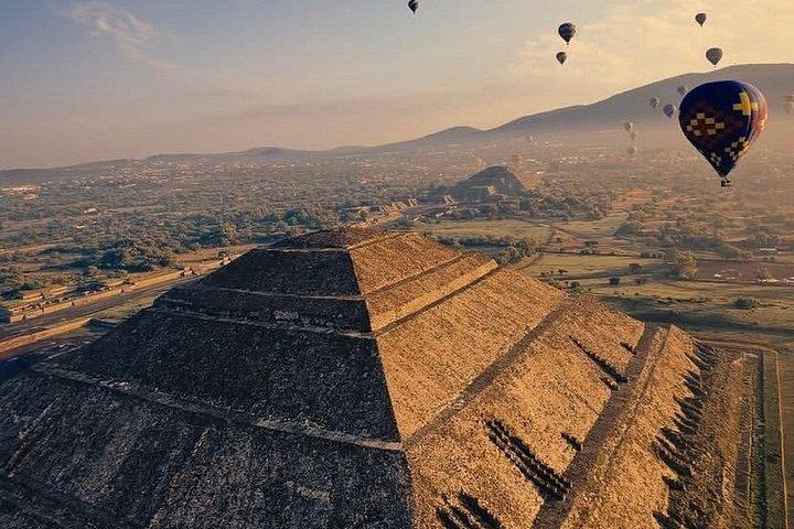 Hot Air Balloon Flight & Cave Breakfast in Teotihuacán
