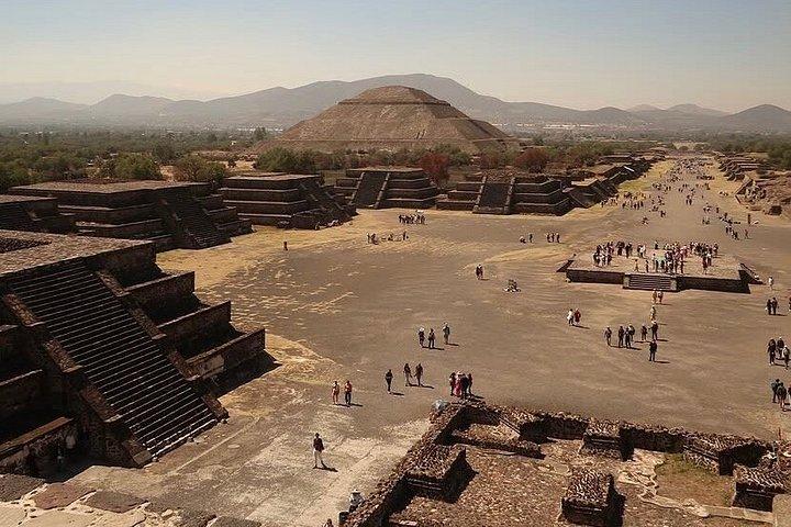 Teotihuacan, cave experience, breakfast and CDMX transportation