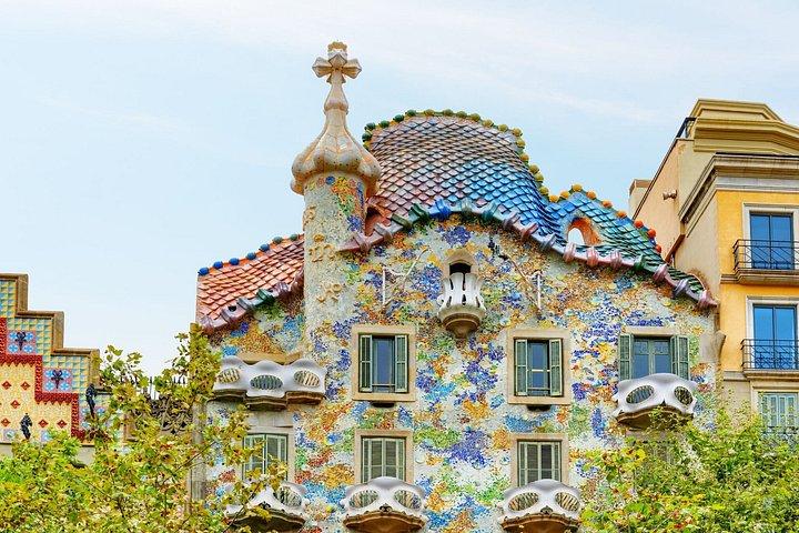 Barcelona Gaudi and Modernism Tour with 24h Metro Card