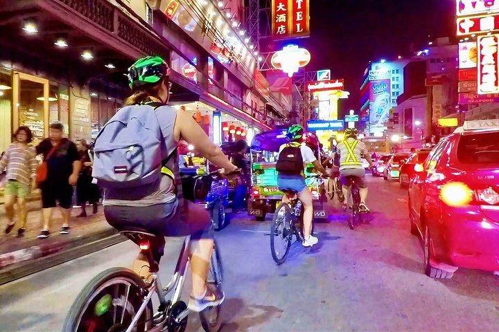 Bangkok Tour nocturno en bicicleta : Barrio chino, templos y cena callejera