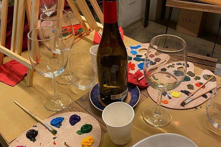 ポルタ・ヴェネツィアのクリエイティブなワインバーでペイントとひと口体験