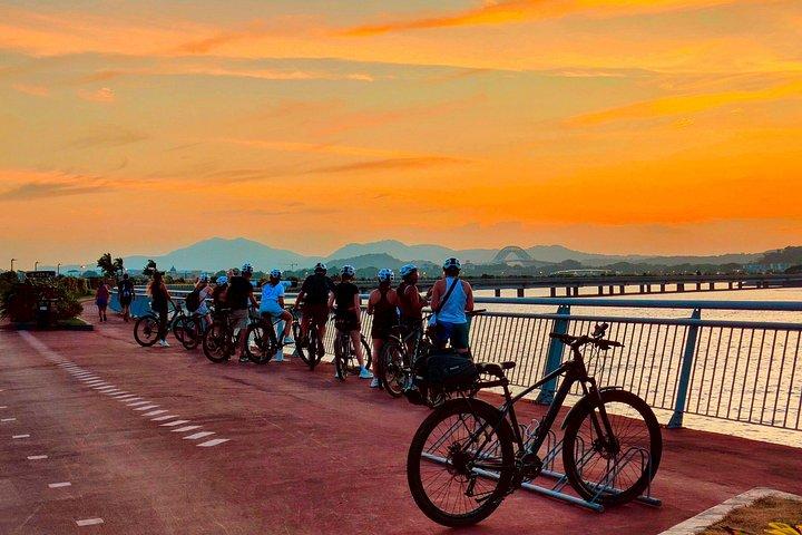 Sunset Bike Tour/ Cinta Costera Casco Viejo by Paradox Experience