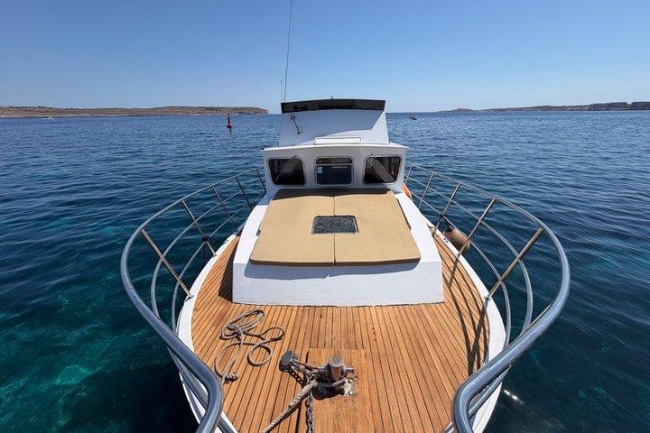 Private Classic Duffy Boat Charter nach Comino und Blue Lagoon