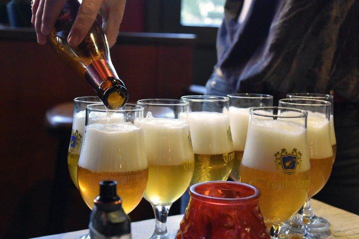 ベルギービールの試飲（ブルージュ） : 6種類のビール、チーズ、地元ホスト