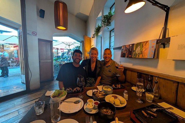 ラスタリア・フードツアー：ワイン、バイツ＆社交料理体験