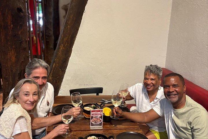 ラスタリア・フードツアー：ワイン、バイツ＆社交料理体験