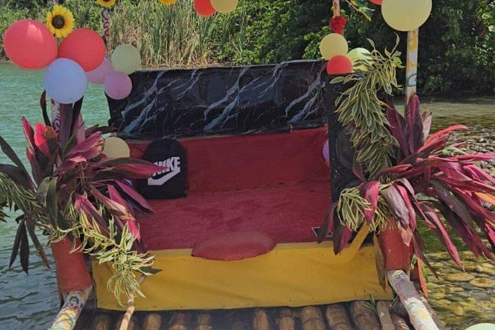 オチョ・リオスの竹筏貸切と乗馬