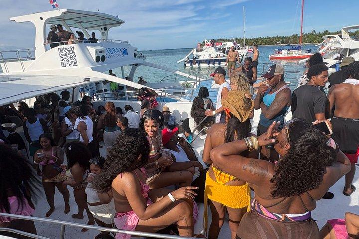 Punta Cana Party Boat : DJ, Open Bar, Plongée & Pickup