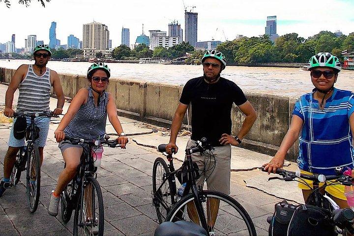 バンコク・バイクツアー：チャイナタウン、フラワーマーケット＆カメの餌付け