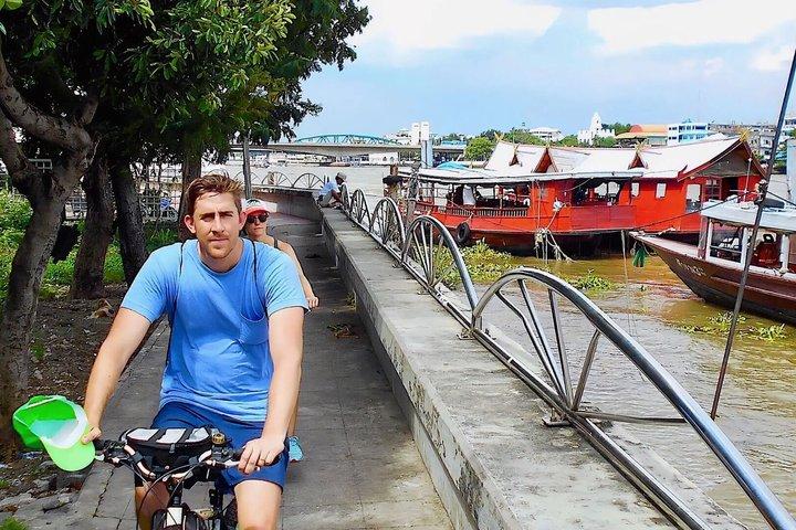 バンコク・バイクツアー：チャイナタウン、フラワーマーケット＆カメの餌付け