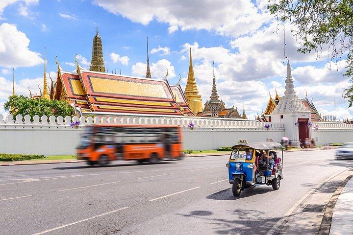 Bangkok Royal Experience Disfraz tailandés y aventura Tuk Tuk