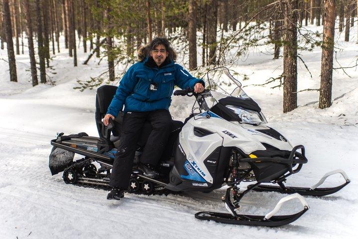Día completo de motos de nieve y pesca en hielo - Saariselkä