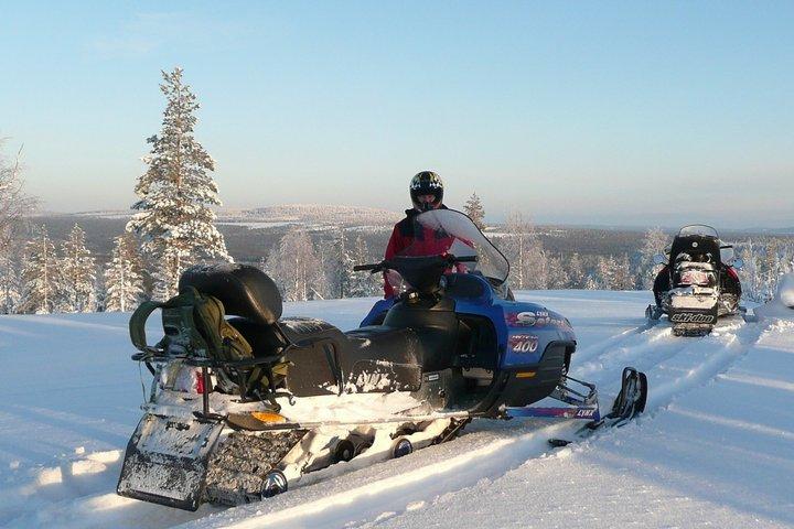 Día completo de motos de nieve y pesca en hielo - Saariselkä