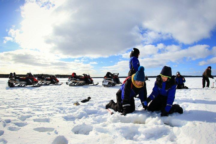 Aventura en moto de nieve de día completo con pesca en hielo - Rovaniemi