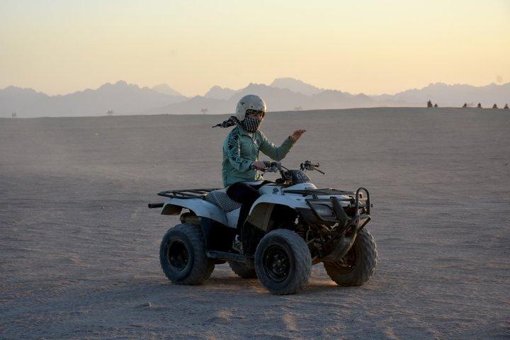 Hurghada Desert Safari Quad Bike, Camel Ride, zonsondergang en VIP BBQ
