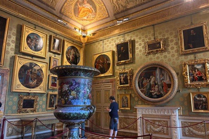 Entrada con horario de acceso al Palacio Pitti