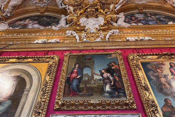 Entrada con horario de acceso al Palacio Pitti