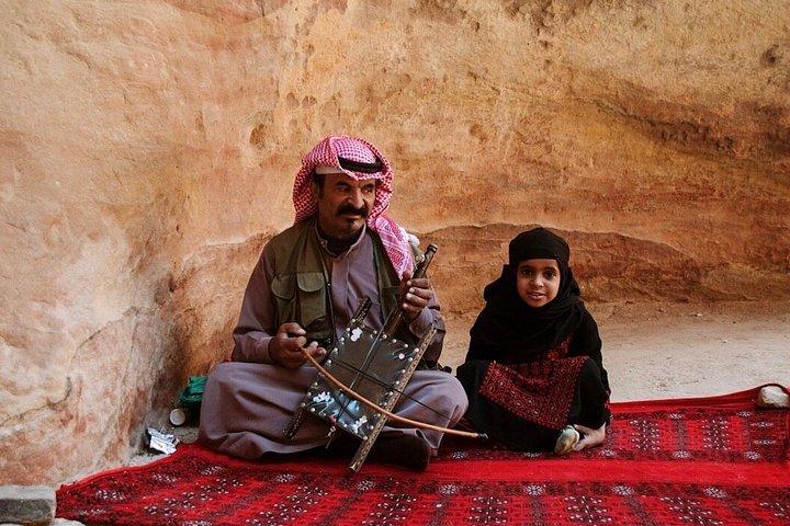 ヨルダン8日間ツアーペトラ・ワディ・ラムと死海アンマン発