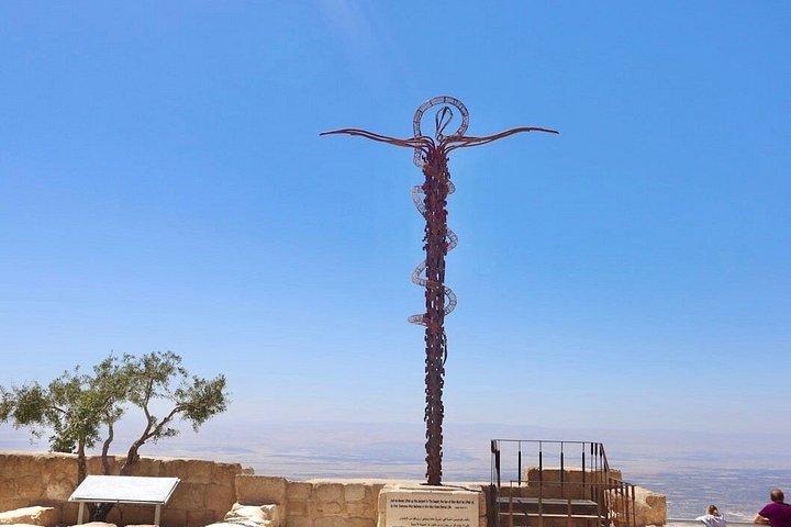 ヨルダン8日間ツアーペトラ・ワディ・ラムと死海アンマン発