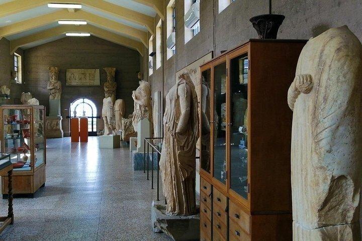 ナフプリオまたはアテネ発古代スパルタ古代コリントスプライベートツアー