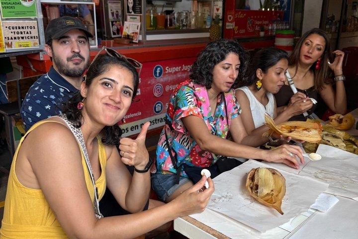 地元の食の専門家が案内するオアハカ隠れストリートフードツアー