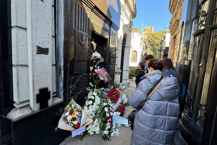 エビタペロンプライベートツアー：「アルゼンチンよ、泣かないで」の背後にいる女性など