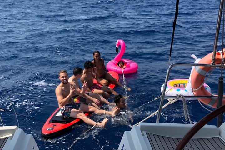 Barcelona Day & Sunset Sailing : Open Bar, Tapas locali e nuoto