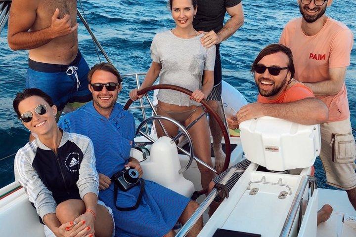 Barcelona Day & Sunset Sailing : Open Bar, Tapas locali e nuoto