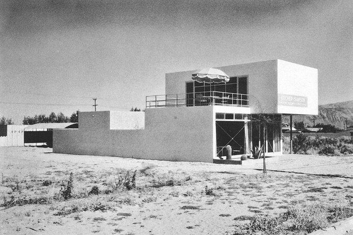 Explore a arquitetura medieval de Palm Springs em estilo