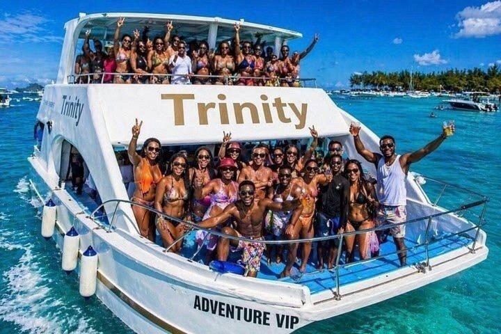 Lyxyachtparty : Hip Hop & R&B — Open Bar & Hookah Experience