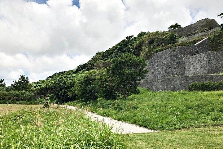 Tour en memoria de los campos de batalla y la paz de Okinawa, Guía con licencia