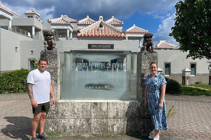 Tour en memoria de los campos de batalla y la paz de Okinawa, Guía con licencia
