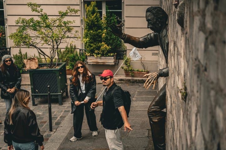 Paris: Montmartre Crime and Food Tasting Walking Tour