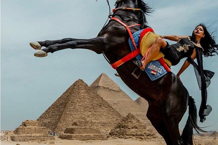 ギザ・ピラミッド・コンプレックス・ラクダ乗りとランチの贅沢体験