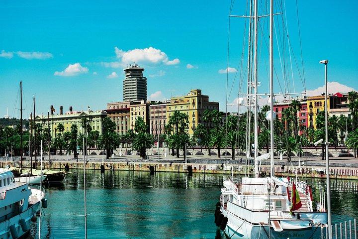 バルセロナ旧市街散策ツアーとハーバーボート旅行