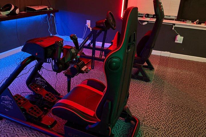 シャーロットで1時間のレースカーまたはフライトシミュレーター体験
