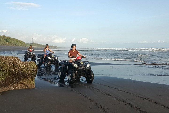 バリ島最高のATVライドインザビーチ2時間プライベートツアー
