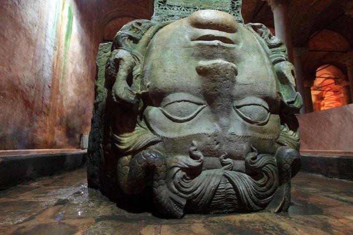 Private Fast Track Tour from Topkapi Palace to Basilica Cistern