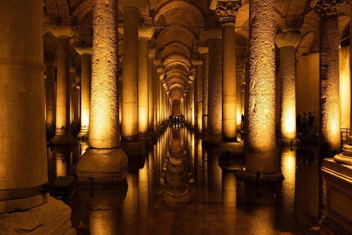 Private Fast Track Tour from Topkapi Palace to Basilica Cistern