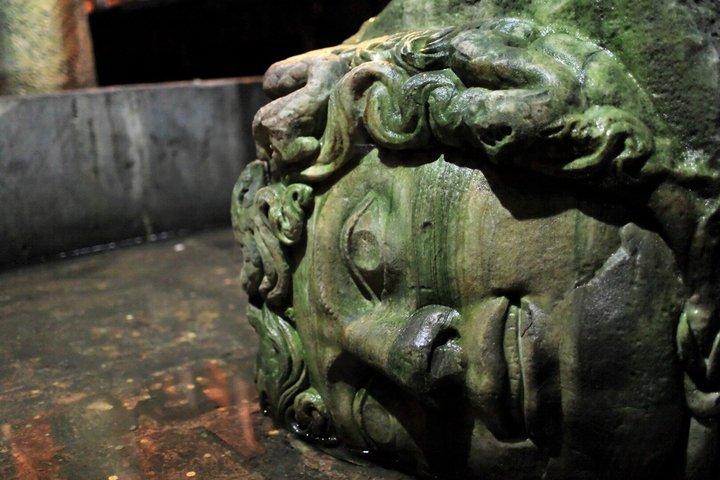 Private Fast Track Tour from Topkapi Palace to Basilica Cistern