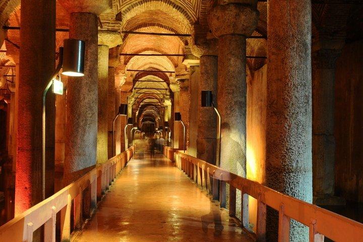 Private Fast Track Tour from Topkapi Palace to Basilica Cistern
