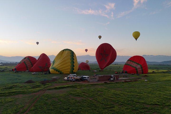 Vuelo en globo por el desierto de Marrakech con vistas al Atlas y desayuno