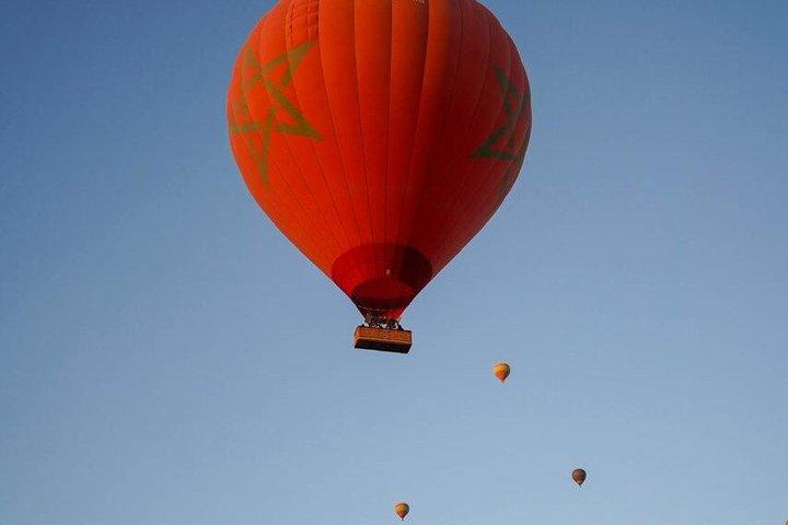 Vuelo en globo por el desierto de Marrakech con vistas al Atlas y desayuno