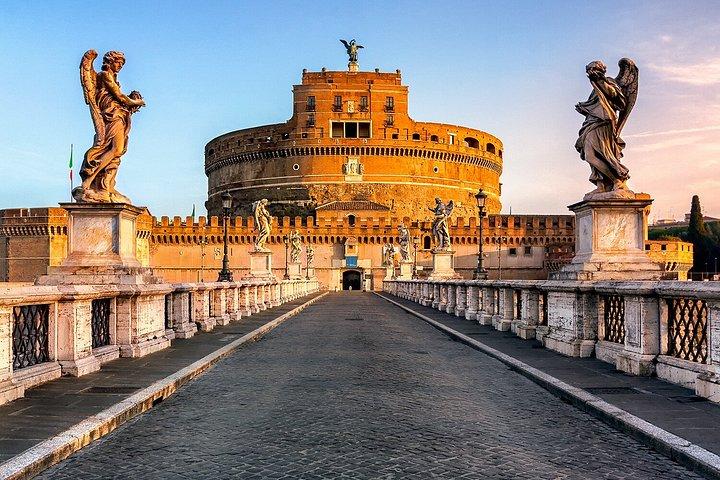 テラス付きの美しいサンタンジェロ城とイタリア語朝食