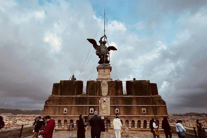 テラス付きの美しいサンタンジェロ城とイタリア語朝食