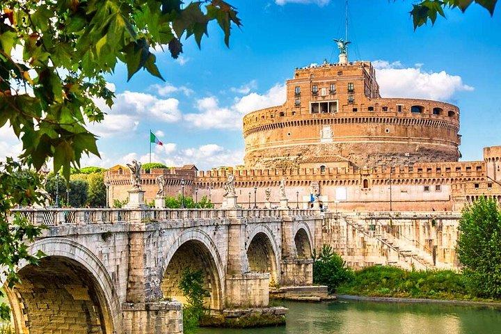テラス付きの美しいサンタンジェロ城とイタリア語朝食
