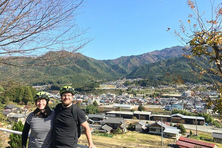 Tour privado en bicicleta eléctrica por el campo en Hida