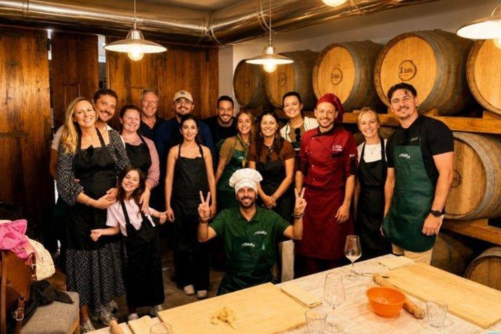 Vanuit Florence : San Gimignano, wijnproeverij & kookles