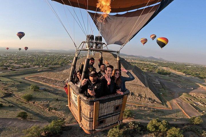 メキシコシティ発バルーンフライト+グルタ朝食+テオティワカンツアー
