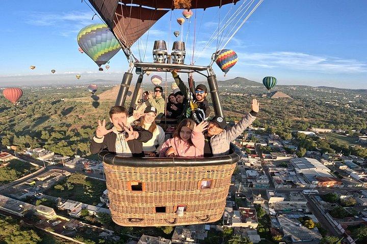 メキシコシティ発バルーンフライト+グルタ朝食+テオティワカンツアー